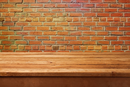 空的木桌和砖壁