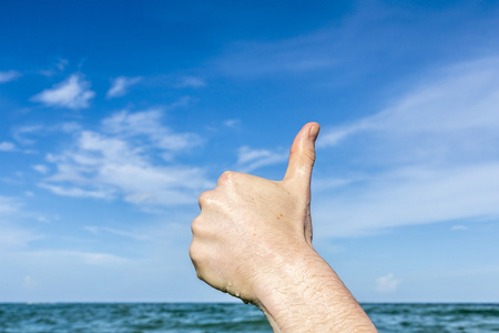 拇指天空大拇指在蓝蓝的天空下照片