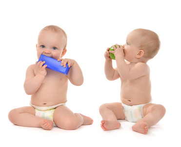 坐吃蓝的两个婴儿婴儿幼儿玩具和绿色