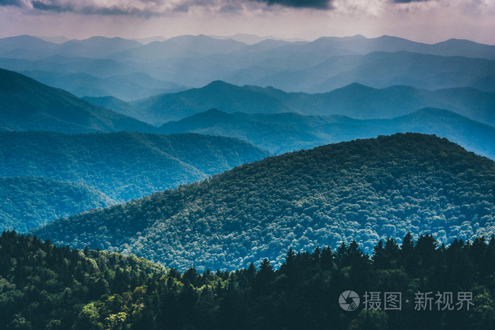 从cowee 山奥雅纳看了蓝脊山脉的层照片 正版商用图片1gl9eh 摄图新视界