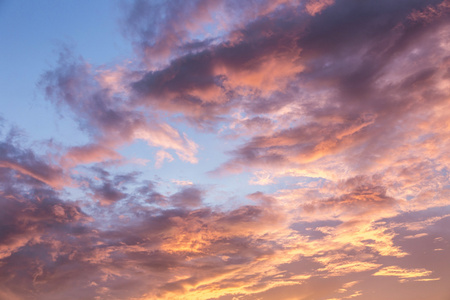 橙色的夕阳的天空