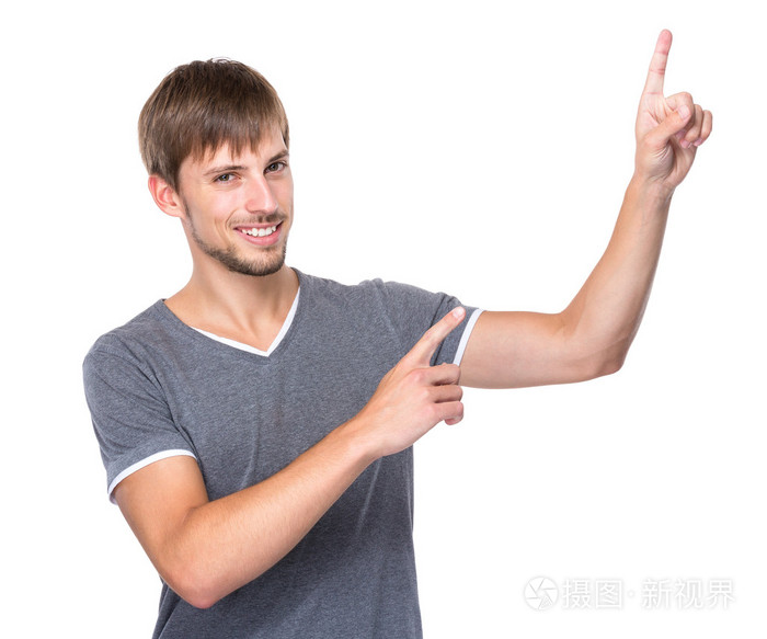 用两个手指向上的白种人