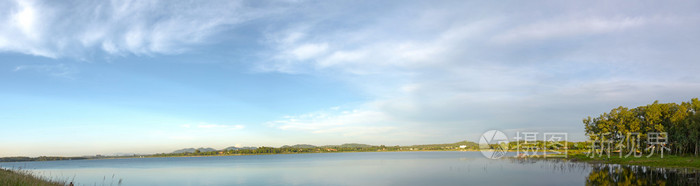 湖和全景的天空