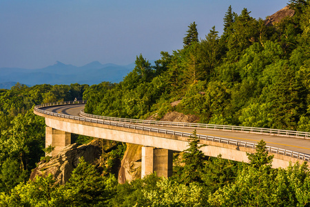 盐城大洋湾湿地风景区linn 湾高架桥,在北卡罗莱纳州蓝岭风景区干道上