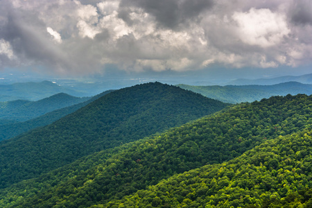 远处的群山，从 blue ridge 大道北 c 中的视图