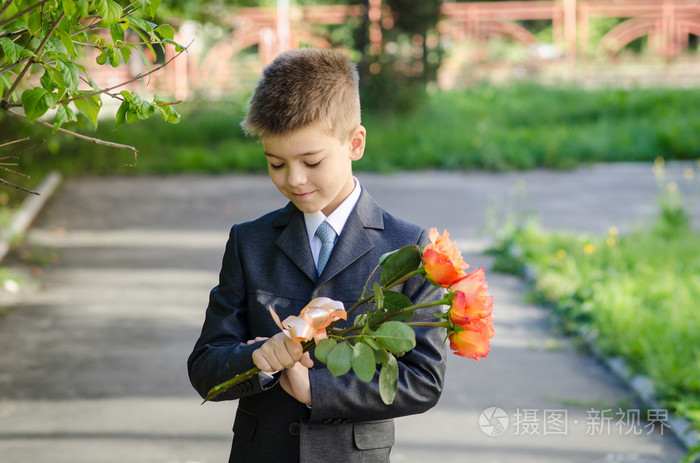一束鲜花等待一个女孩约会的男孩