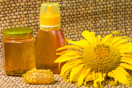 蜂蜜罐子和向日葵
