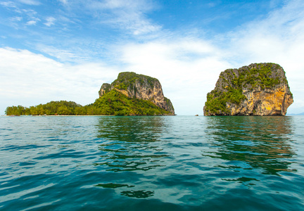 蓝色的天空和大海的泰国岛