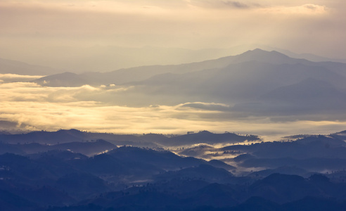 小山和薄雾清晨，kunsatarn，南泰国