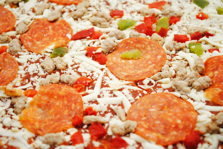 意大利香肠奶酪和辣椒披萨的背景