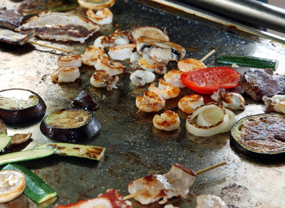 小鱼小虾和蔬菜烧烤的肉煮熟图片
