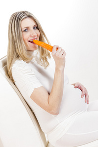 孕妇吃胡萝卜的肖像