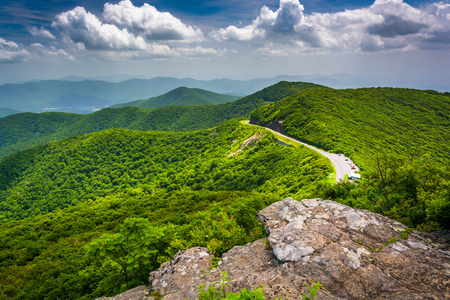 来回查看 blue ridge 大道和阿巴拉契亚山脉