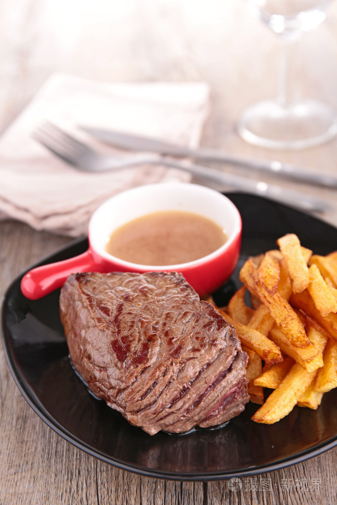 牛肉法式炸薯条和酱