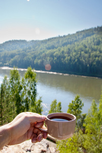 杯茶，下午的一条河流