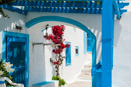 希腊圣托里尼岛上的白色和蓝色的建筑