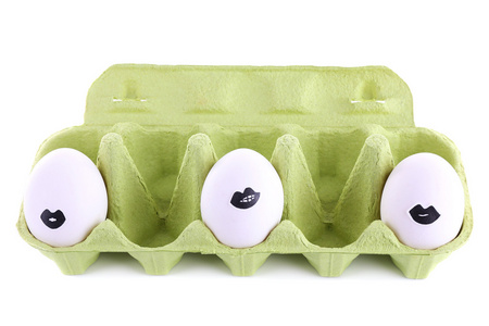 蛋放在蛋盘上白色孤立