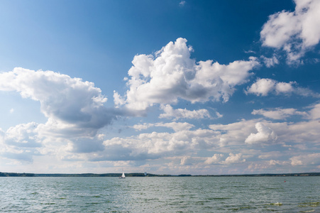 湖和 cloudscape 帆船