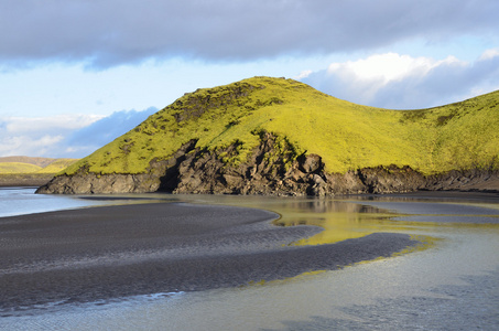 冰岛，山区的河流