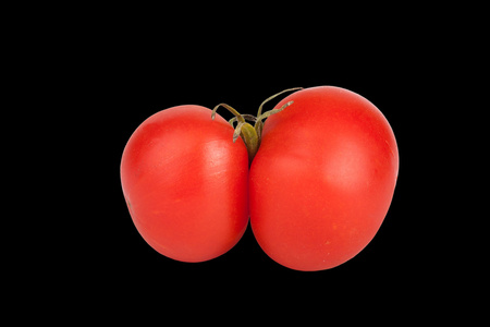 黑色背景上孤立的番茄双胞胎