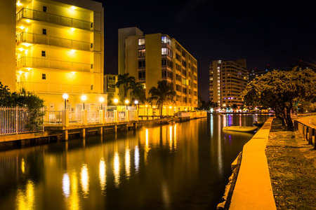 到了晚上，在迈阿密海滩，佛罗里达州的科林斯运河沿岸的建筑物