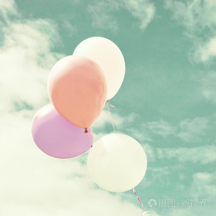 五颜六色的气球在老式的天空