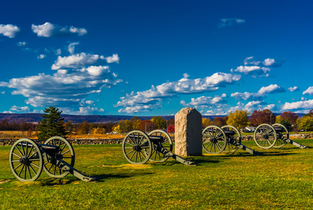 加农炮和一座纪念碑在宾夕法尼亚州葛底斯堡