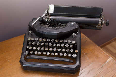仿古的木桌上的旧老式打字机照片