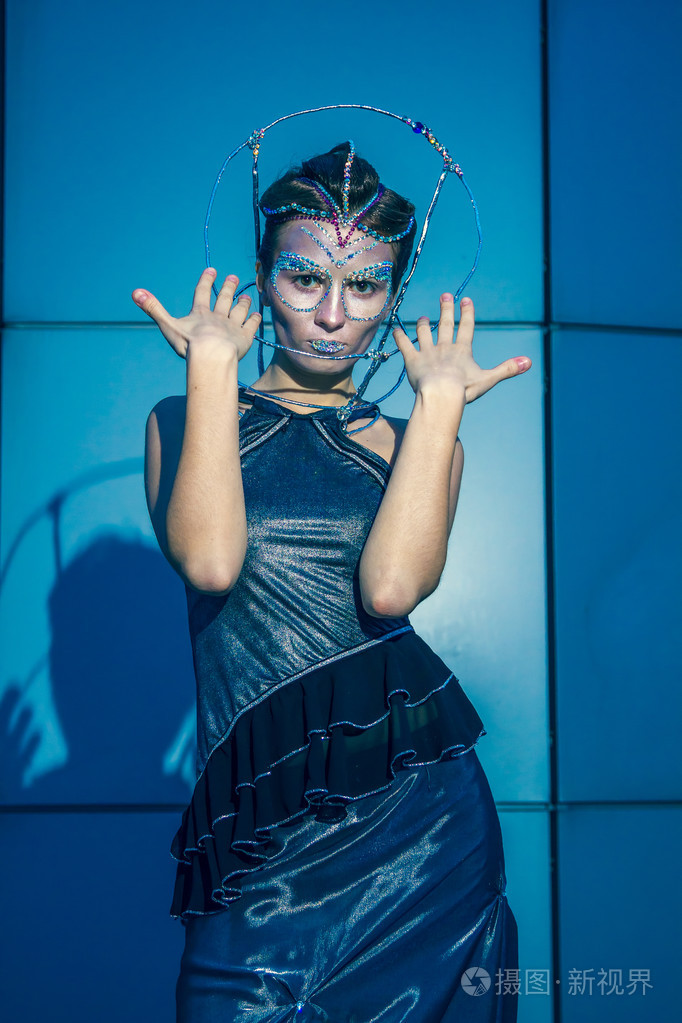 时装模特未来派的发型与让-u