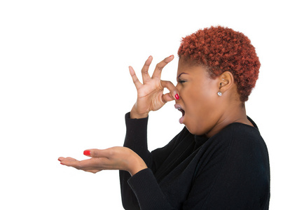 女人,在脸上,厌恶捏鼻子,东西臭照片