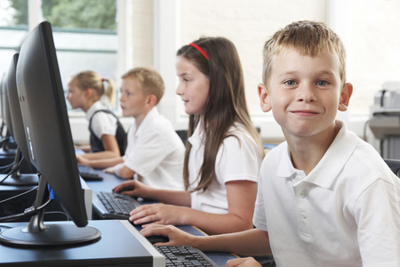 男小学学生在电脑课