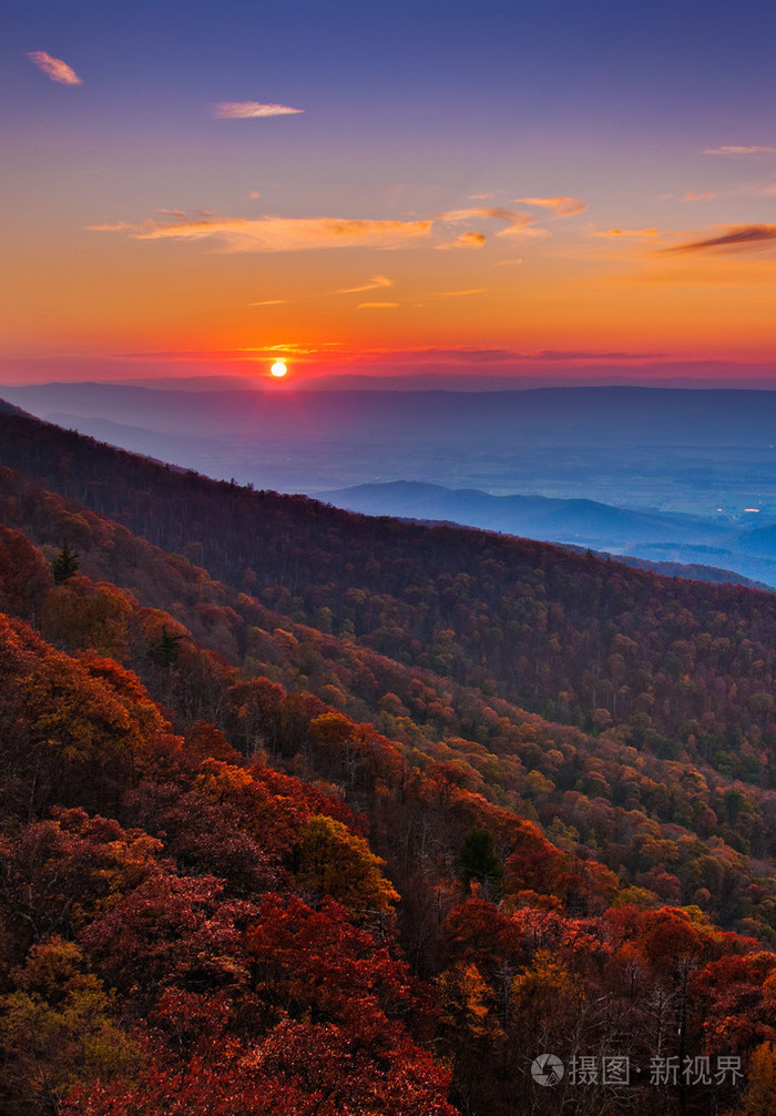 秋天日落的谢南多厄山谷和阿巴拉契亚麦积山