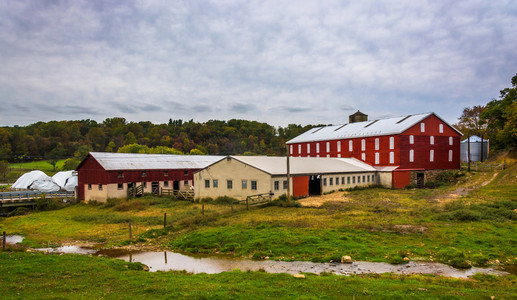 谷仓和小溪在农村的约克郡，pennsylvan 的农场
