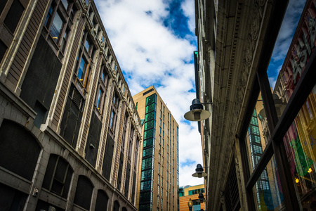 抬头看着建筑沿着一条狭窄的街道，在波士顿，massach