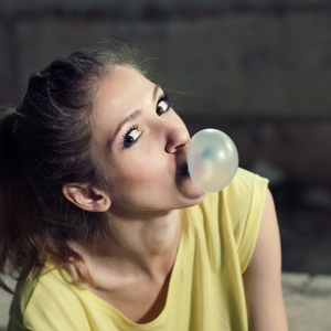泡沫嚼口香糖的女孩照片