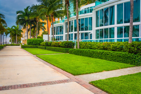 现代化的高楼大厦和走道在南海滩，迈阿密，佛罗里达州