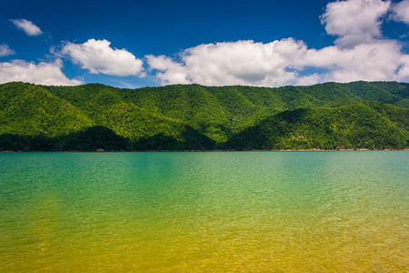 沃托加湖，在切罗基语国家海岸山脉