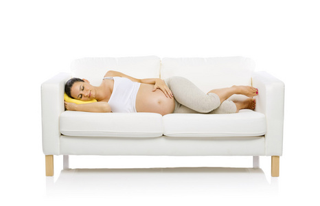 怀孕的女人睡在沙发上图片