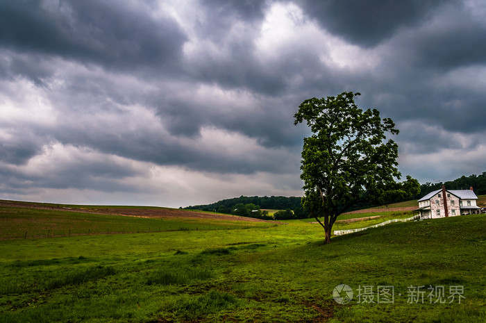 黑暗暴风雨的上空在约克郡pennsylva的房屋和树