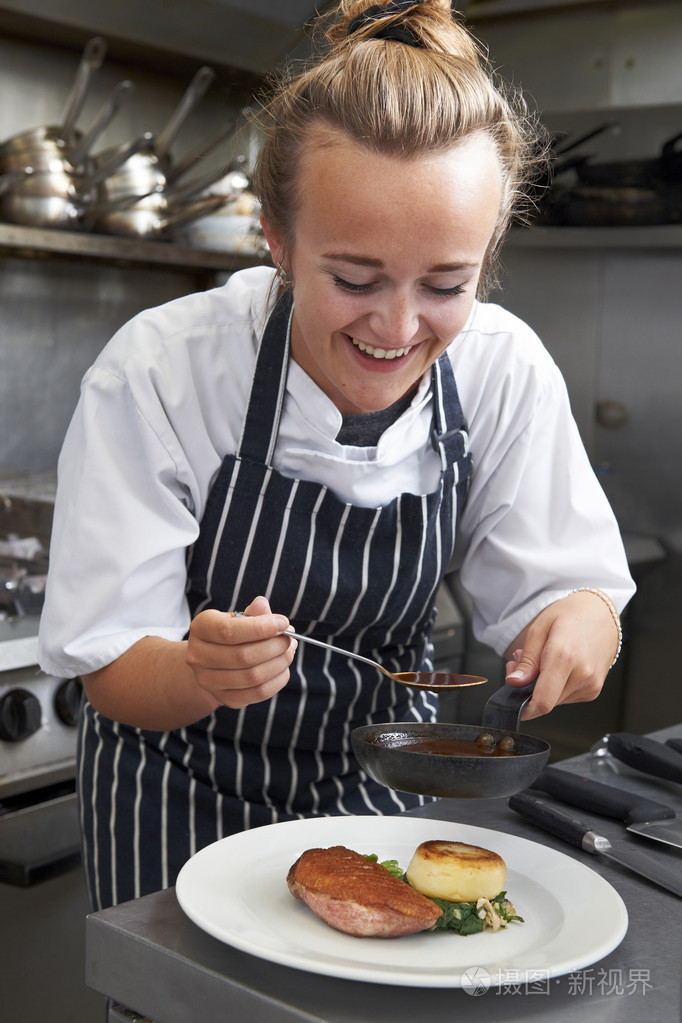 在餐厅厨房工作的见习厨师