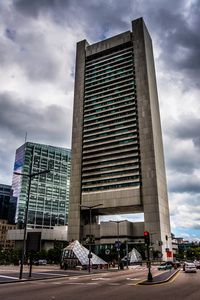 现代高楼和马萨诸塞州波士顿市的一条街