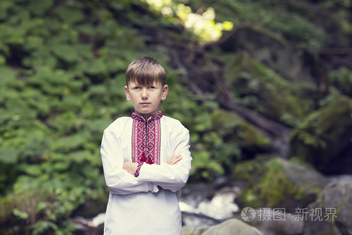 小男孩穿着传统乌克兰衣服