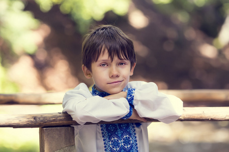 小男孩穿着传统乌克兰衣服照片