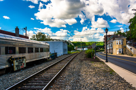 铁轨和大街在菲利普斯堡，新泽西州