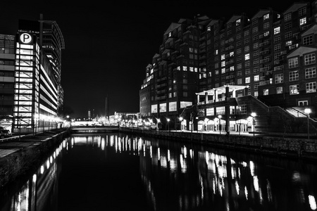 滨水建筑夜间内港，巴尔的摩，马