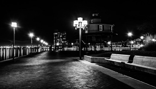 海滨长廊和内港在晚上灯塔
