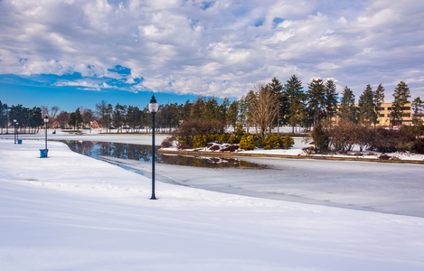 冬日里看来的基瓦尼斯湖，在纽约，宾夕法尼亚州