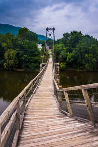 在弗吉尼亚州布坎南的摆动桥图片