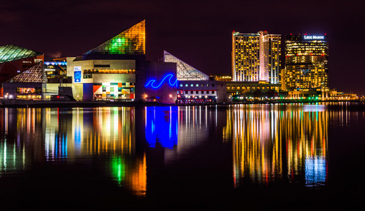 在夜里，在我的国家水族馆与建筑的莱格梅森