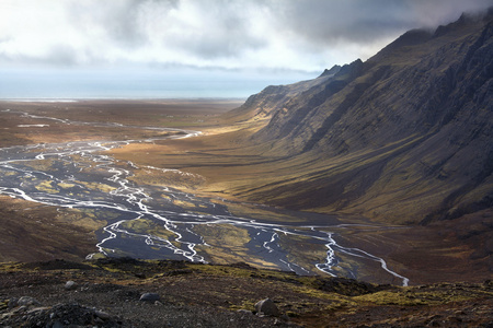 冰岛的瓦特纳冰原附近荒凉景观